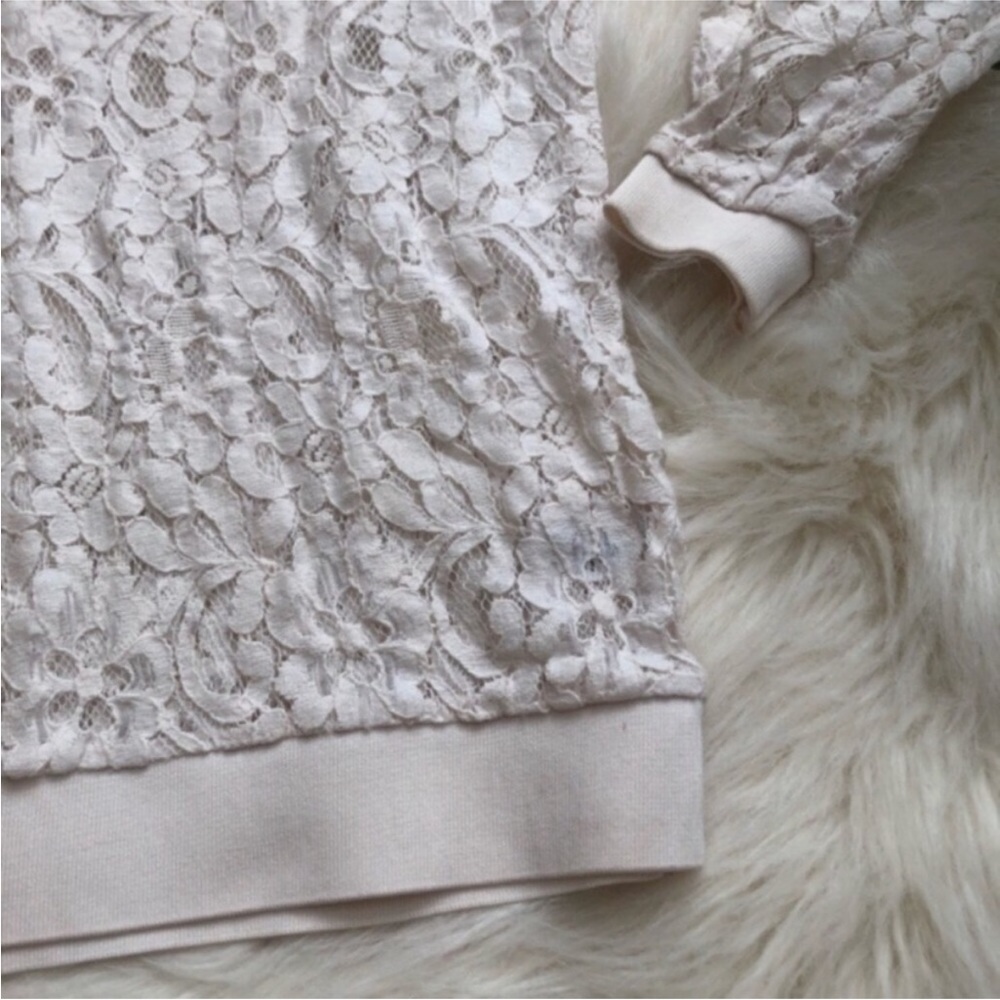 Express Lace Blouse - Picture 2 of 4